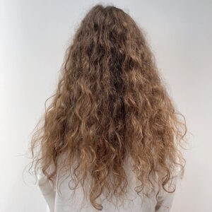 縮毛矯正する前の女性の画像